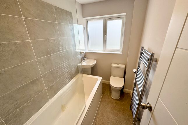 9, Woodger Close, Guildford photo 5