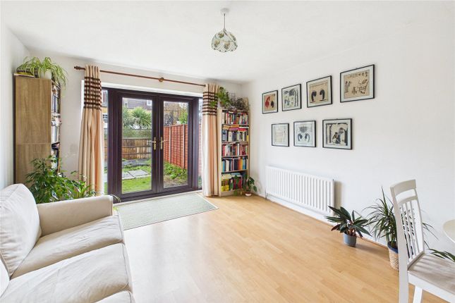 31, Campbell Close, London photo 3