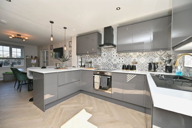 3, Oakroyd Crescent, Barnsley photo 4