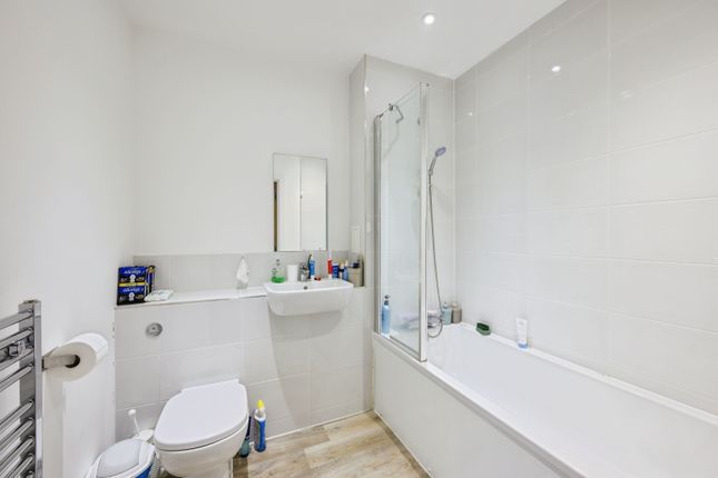 303, Sutton photo 2