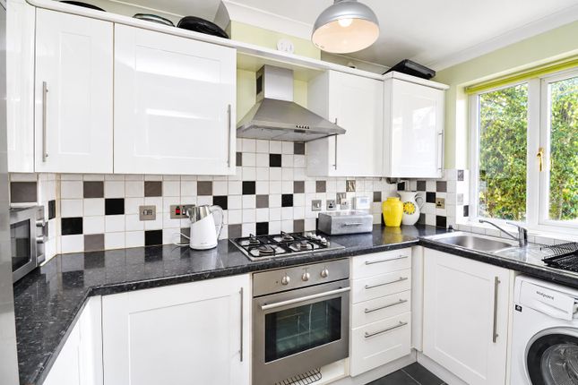 8, Ferns Mead, Farnham photo 3