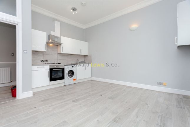 Flat to rent in Gloucester Drive, London