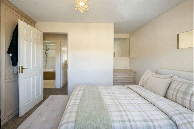 15, Greenacre Close, Northolt photo 3