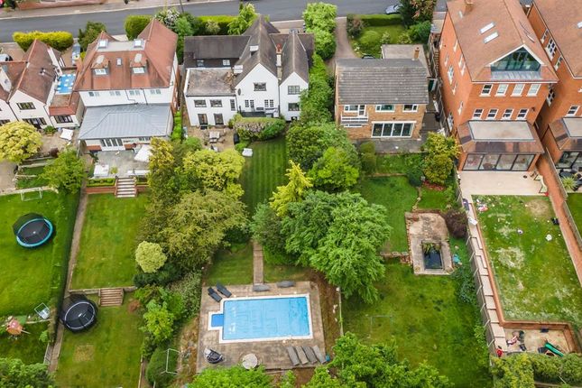 7 Carroll Hill, Loughton photo 3