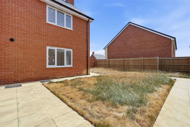 46, Basil Way, Essex photo 3