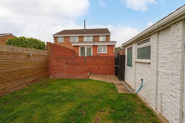 9 Larch Close, Pontypool photo 4