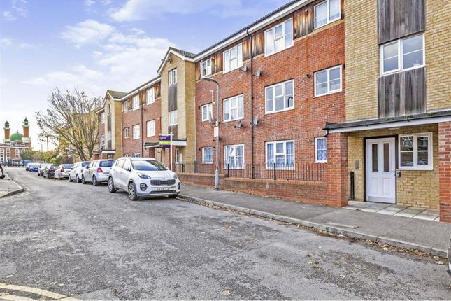 Flat for sale in Pursers Court, Slough