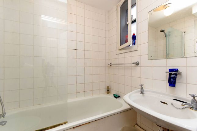 Flat to rent in Brewers Buildings, Islington, London
