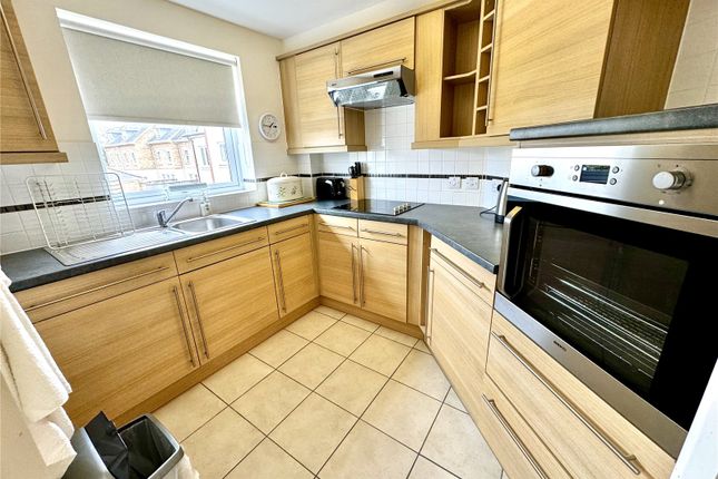 32, Farringford Court, 1, Avenue Road, Hampshire photo 2