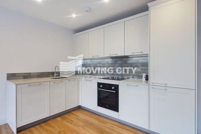 Flat to rent in Discovery House West, Palmer Street, Reading