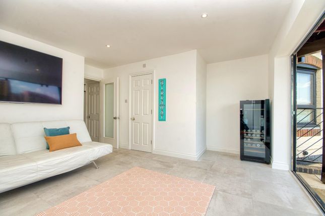 10, Calshot Court, SOUTHAMPTON photo 4