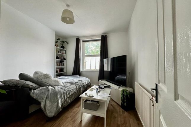 Flat to rent in Corfield, London
