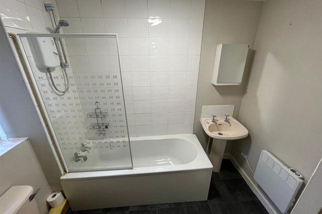 Flat 10, 159, St. Clements Court, Sandy Lane, Rochdale photo 5