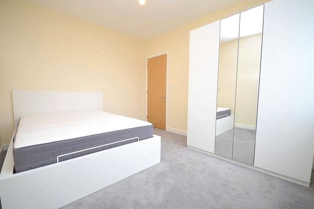 Flat 2, 5A, Chigwell Road, London photo 4