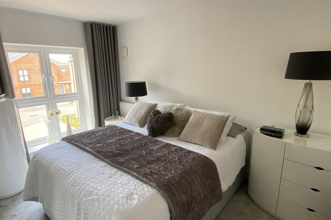Flat for sale in Baddlesmere Drive, Kings Hill