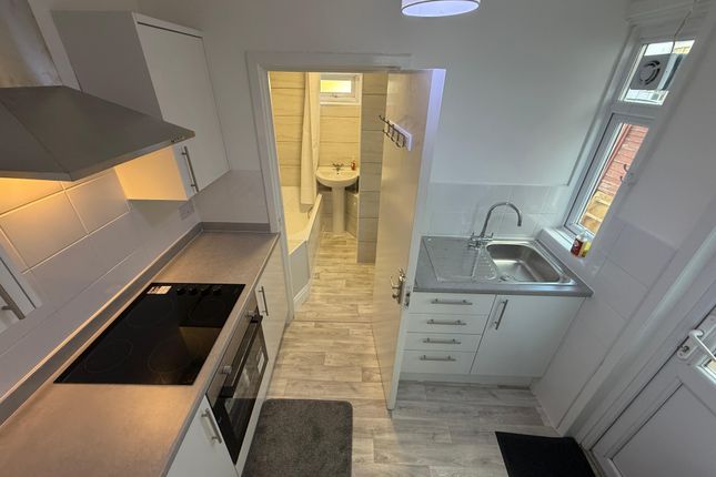 57, Gloucester Road, Edmonton photo 2