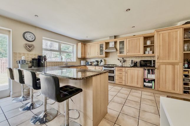 27, Whitebeam Close, Weston Turville, Aylesbury photo 4