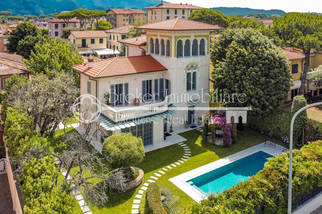 Thumbnail Villa for sale in Viale Italico, Pietrasanta, Lucca, Tuscany, Italy