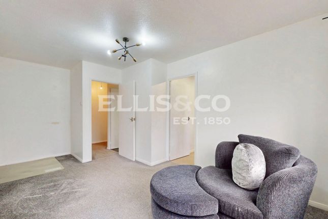 27, Caroline Close, West Drayton photo 3