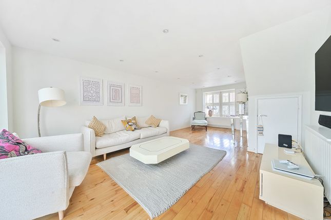 3 Debden Close, Kingston Upon Thames photo 2