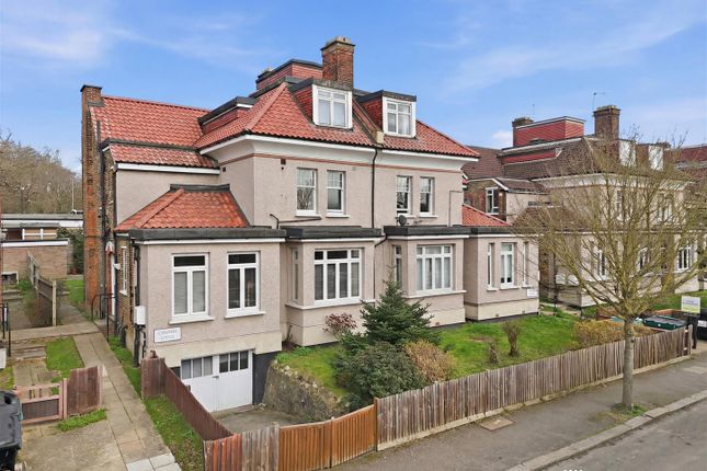 Studio flat on 1, Conifer Lodge, Montalt Road, Woodford Green, £250,000