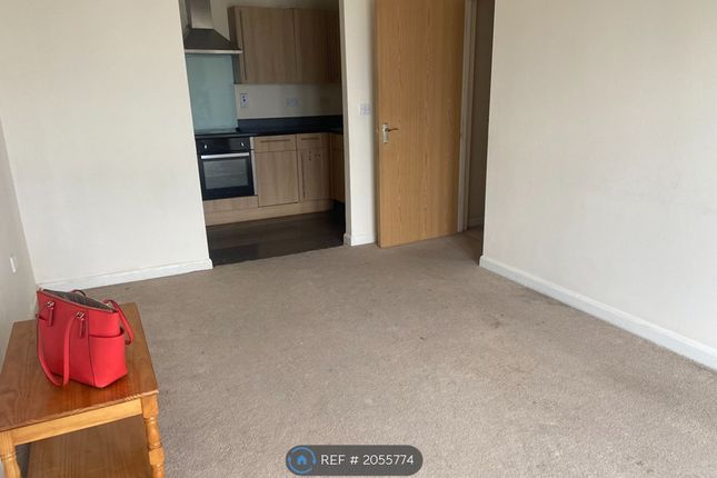 Flat to rent in Foundry Court, Slough