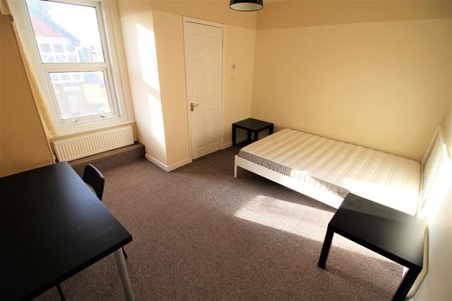 Room to rent in Waverley Road, Southsea