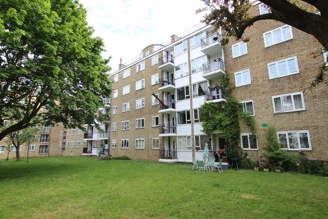Flat to rent in Innes Gardens, London
