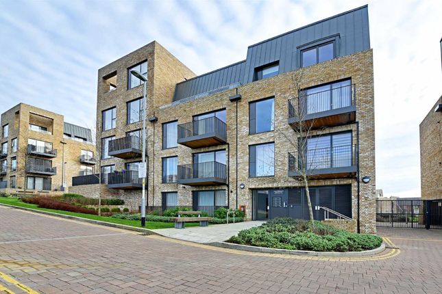 Thumbnail Flat for sale in Regiment Hill, London