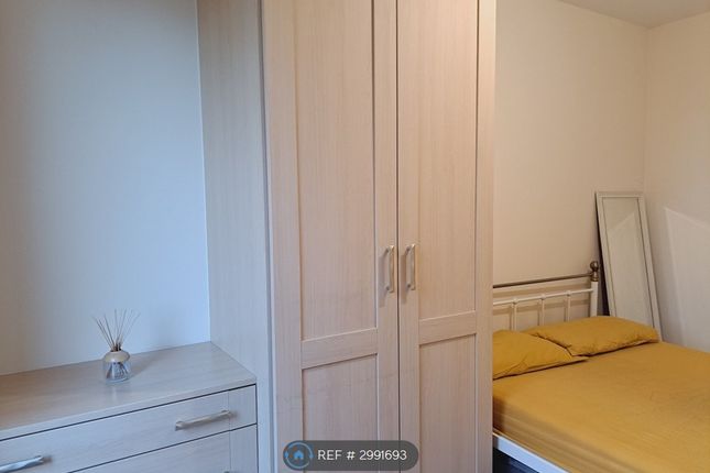 Flat, Kendrahall Road, South Croydon photo 3