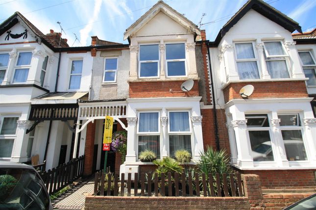 Flat to rent in Beedell Avenue, Westcliff-On-Sea