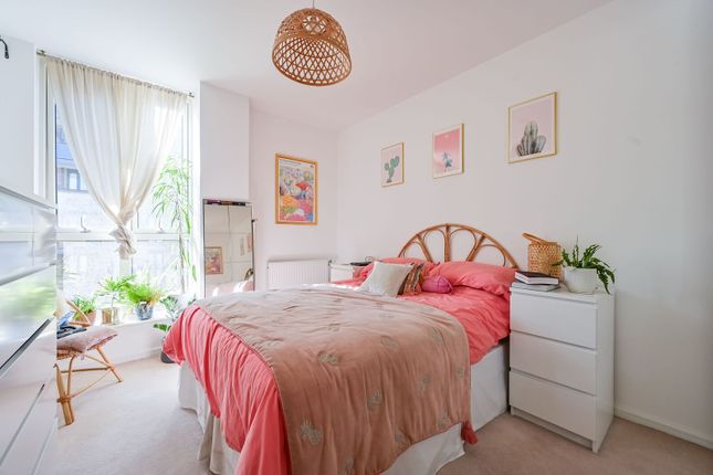2-bed flat on Nellie Cressall Way, Bow, £2,600/mo