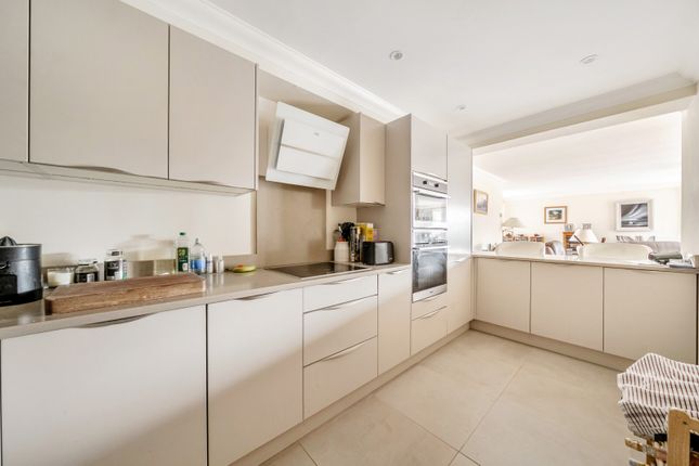 27, Regatta House, Teddington photo 2