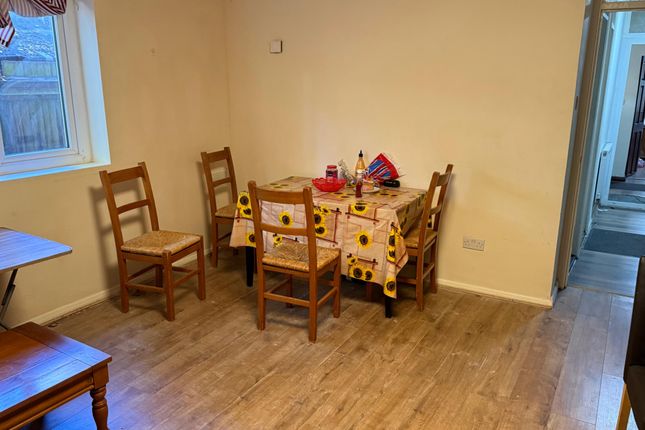 83, Pine Tree Close, Hounslow photo 5
