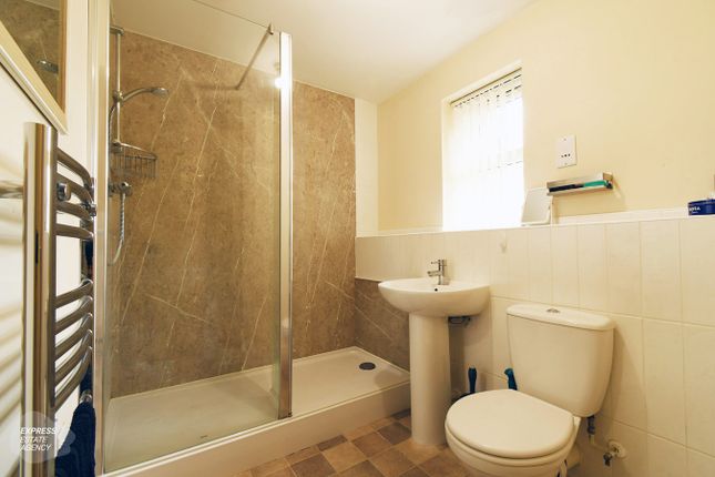 Flat for sale in Crackthorne Drive, Rugby