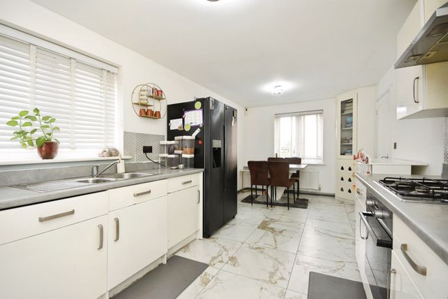 18, Clover Drive, Chelmsford photo 2