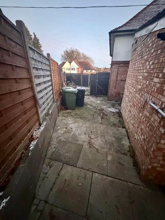 X, Albans Avenue photo 3