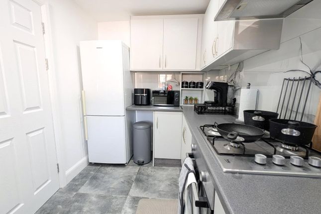 15, Peel Court, Slough photo 3