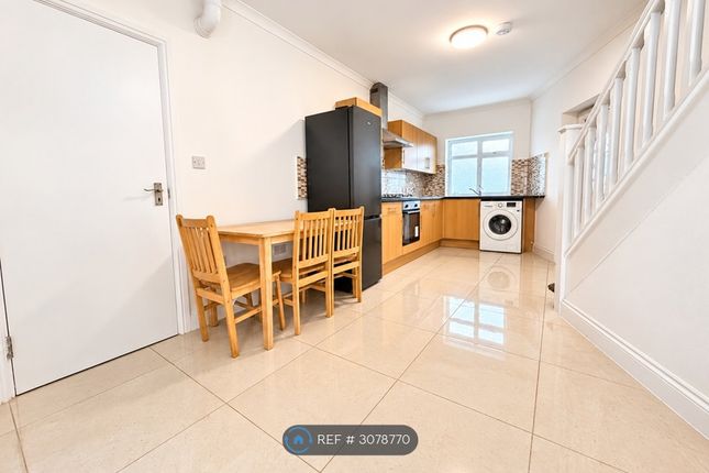 Raynor Close, Southall photo 3