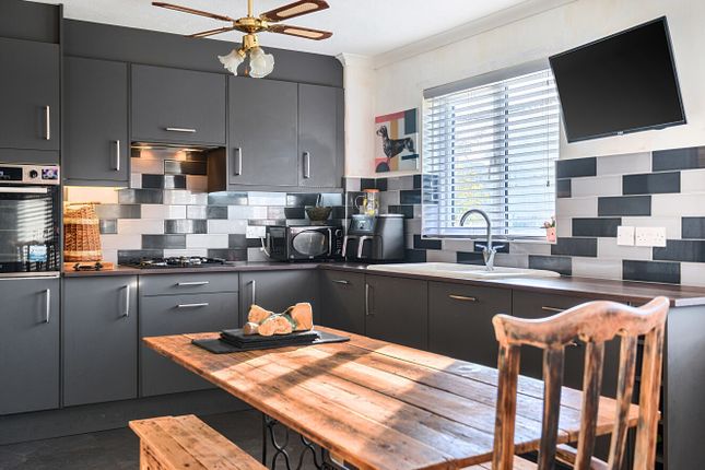 11, Campion Drive, Devon photo 4