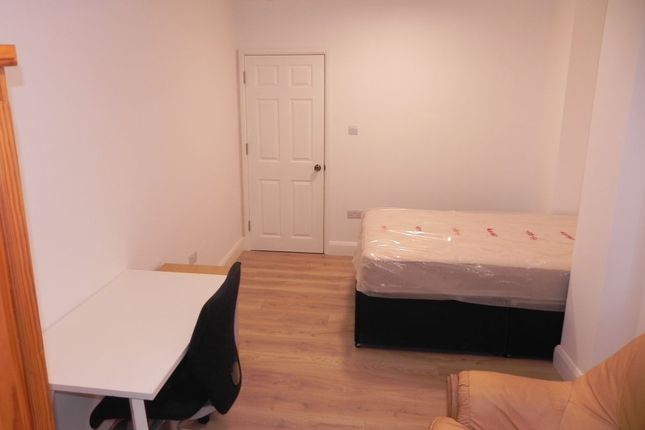 8 Hillview Crescent-Room 2, Guildford photo 4