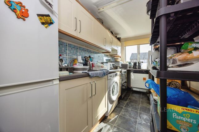 15, Harms Grove, Guildford photo 2