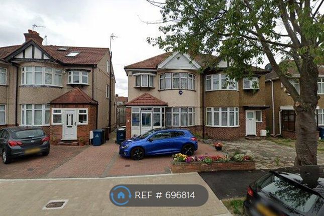 Room to rent in Uppingham Avenue, Stanmore