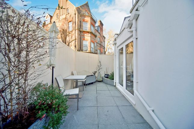 12 Squires Mount, Hampstead, London, Nw3 1Ed