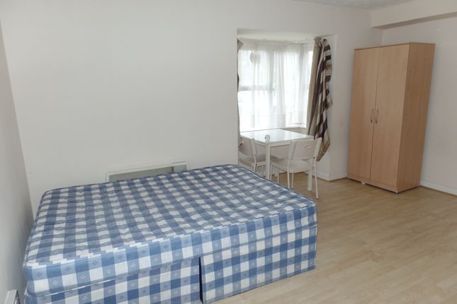 Studio to rent in Heatherwood Drive, Hayes, Middlesex