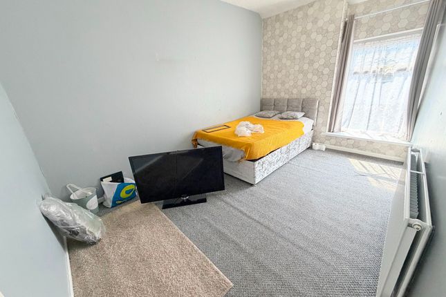 25 Robert Street, Pontypridd photo 4