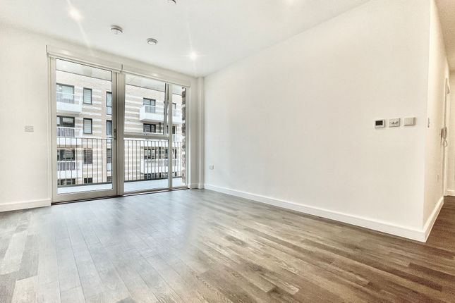 21 Kingsland Court Streamdale Road, London photo 3