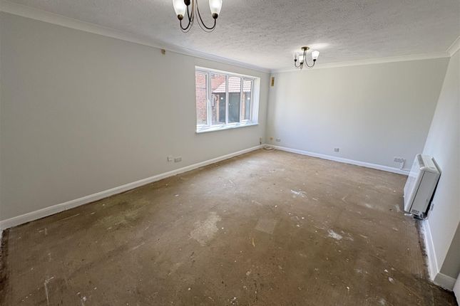 14, Connaught Gardens, Crawley photo 3