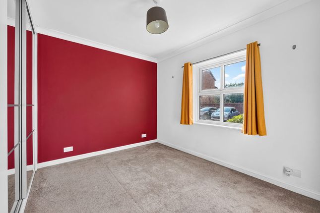 Flat 3, Gunnell Court, Appleton Square, Mitcham photo 4