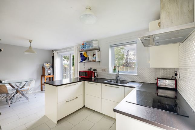 21 Thepps Close, Redhill photo 3